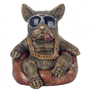 Bouledog assis dans fauteuil