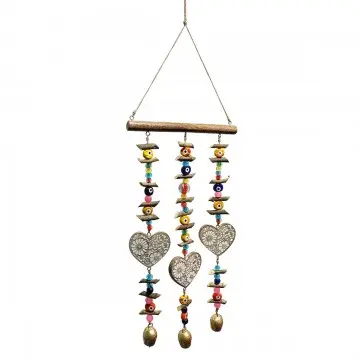 [SG 36731] Décoration murale en bois de manguier cérusé blanc motif 3 coeurs, perles et clochettes dorées