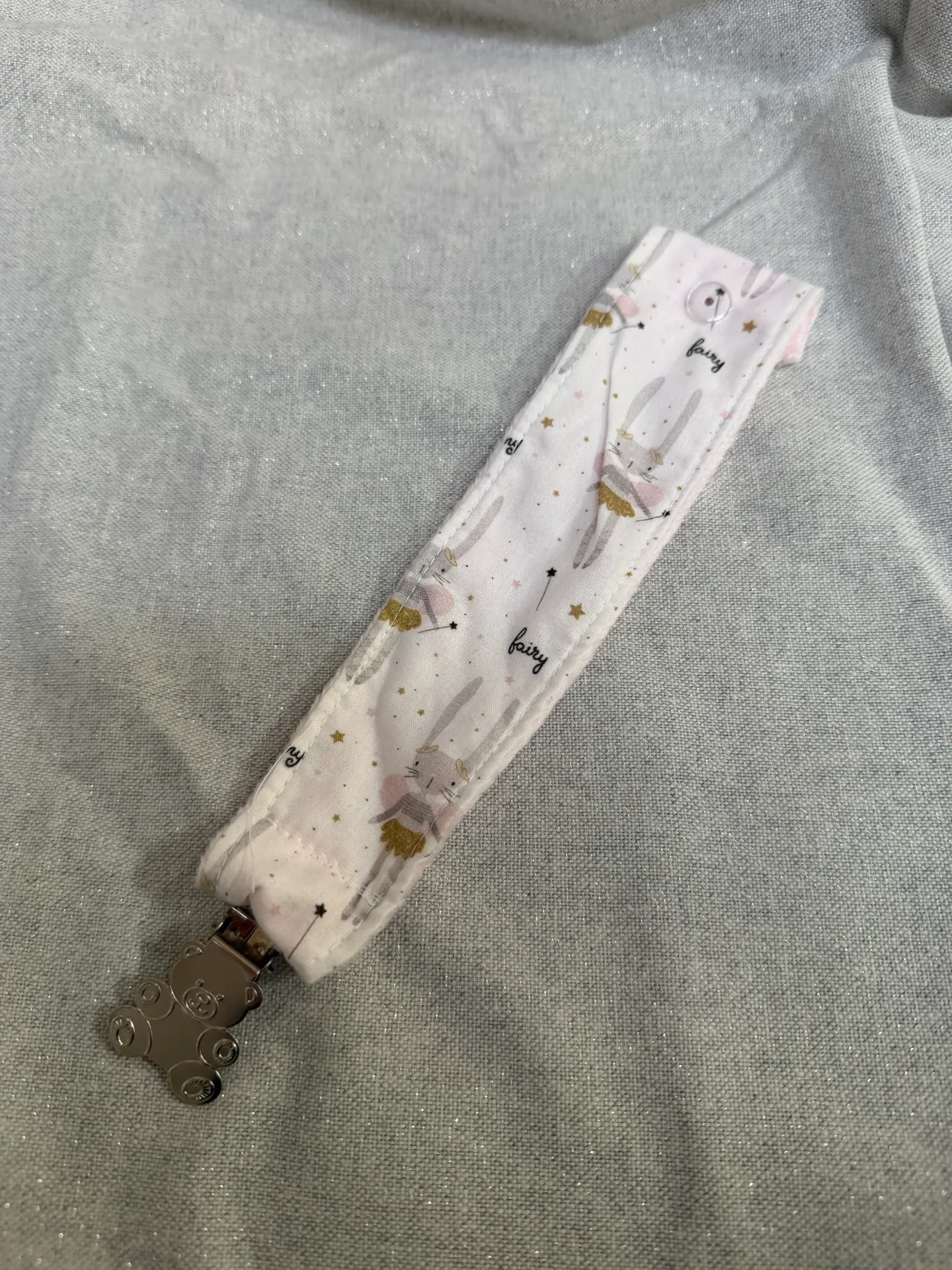 Attache sucette fait main tissu minky et coton support en bois