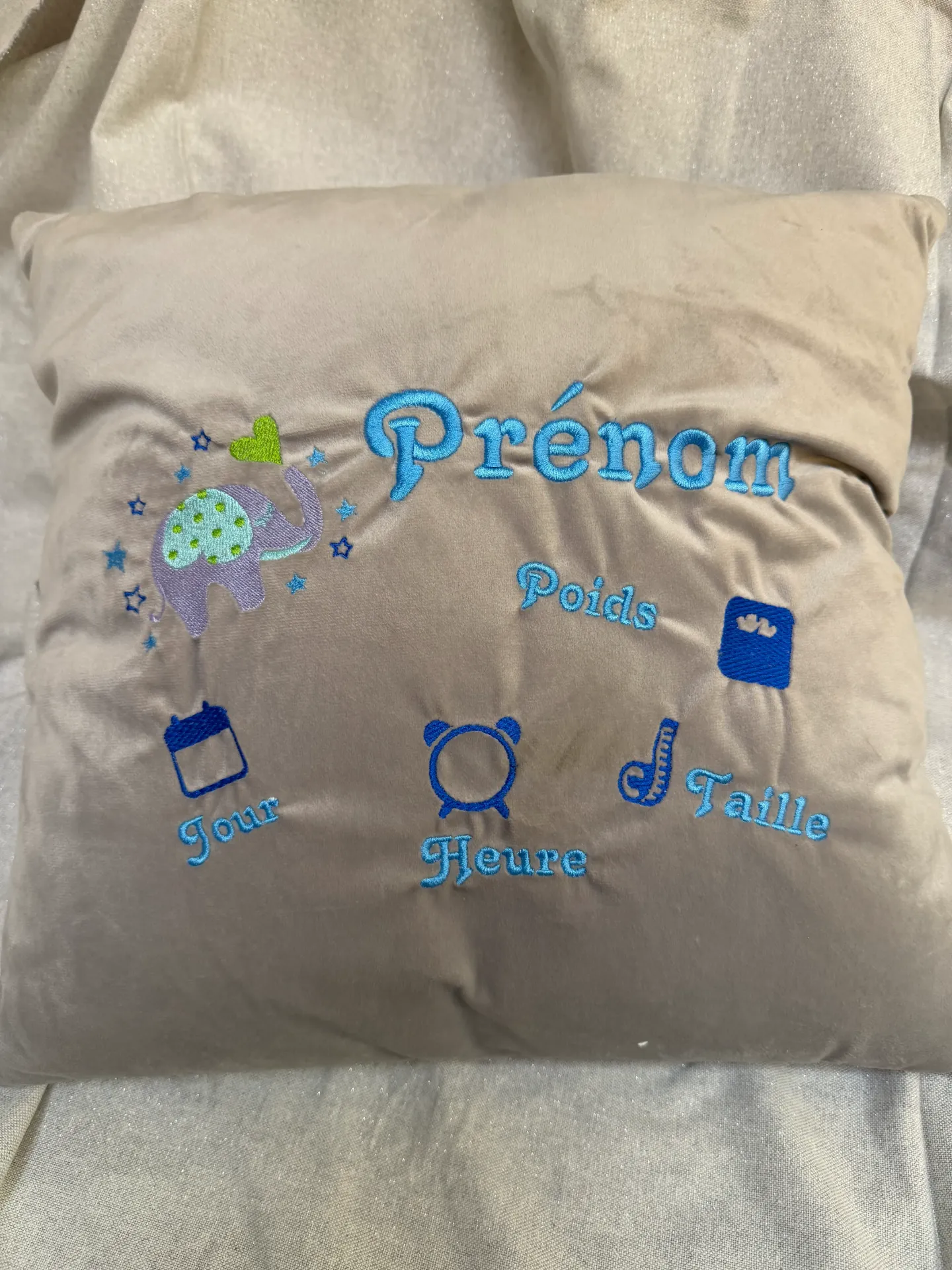 Coussin ou cadre de naissance à personnaliser en broderie avec toutes les infos du bébé